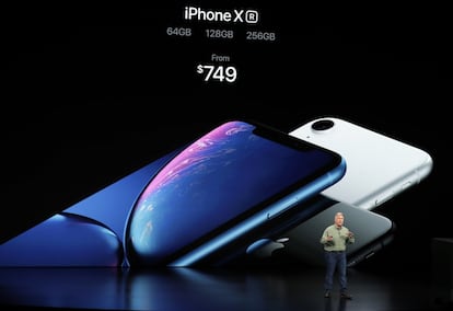 Phil Schiller, vicepresidente de marketing, confirma el precio de salida del iPhone Xr. Menos que lo que cuesta un iPhone 8 hoy.