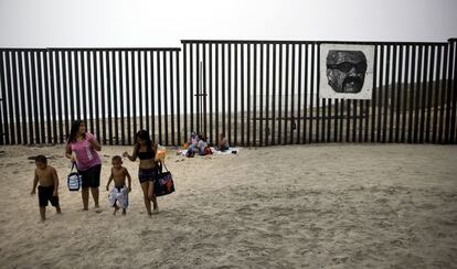 Del lado mexicano de la valla, la gente pasa los días en la playa, del lado estadounidense, salvo a la patrulla fronteriza, no se ve a nadie.