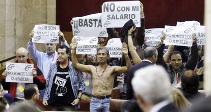 Protesta de funcionarios en un pleno del Parlamento celebrado en diciembre de 2013.