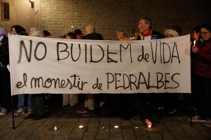 Decenas de personas se han concentrado con velas a las puertas del monasterios de Pedralbes para pedir que no se vayan las monjas clarisas. Kike Rincón