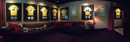 Armstrong contempla los siete 'maillots' amarillos tumbado en un sofá.
