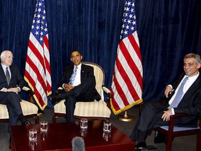 El presidente electo estadounidense, Barack Obama,conversa con el ex candidato republicano, John McCain, acompañados por el senador republicano Lindsey Graham (Izq.), y el jefe de gabinete de Obama, Rahm Emanuel, en su despacho de transición en Chicago