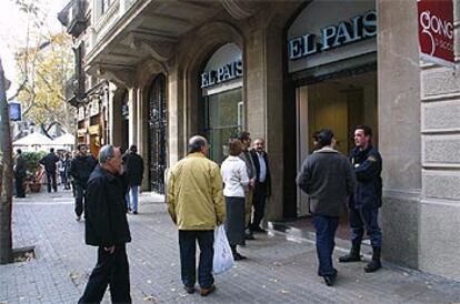 La Redacción de EL PAÍS en Barcelona, desalojada por la policía tras el hallagzo de la bomba.