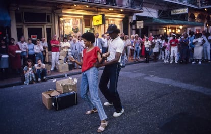 Una pareja baila en la calle Bourbon de Nueva Orleans, en este reportaje de Francisco Ontañón (Barcelona, 1930 – Madrid, 2008), uno de los maestros de la fotografía en España. Huérfano desde niño (su padre muere en la Batalla del Ebro y su madre, poco después de finalizar la Guerra Civil), tuvo que ponerse a trabajar desde chaval y se convirtió en fotógrafo de manera autodidacta. En 1985 comenzó a publicar sus reportajes en EL PAÍS, a cuya plantilla se incorporó dos años después. En 1988, realizó una serie de viajes alrededor del mundo, al que pertenece esta serie.