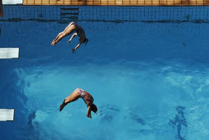 A italiana Tania Cagnotto, na parte superior, e Francesca Dallapè, embaixo, mergulham na piscina durante uma sessão de treinamento no Centro Aquático Maria Lenk, no Rio de Janeiro.