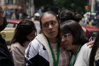 Cientos de personas evacuaron los edificios de la colonia Roma en Ciudad de México.