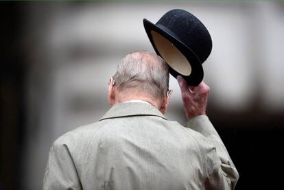 El príncipe Felipe, Duque de Edimburgo, levanta su sombrero en su papel como Capitán General de los Royal Marines, durante su último compromiso público individual mientras asiste a un desfile en el Palacio de Buckingham, el 2 de agosto de 2017.