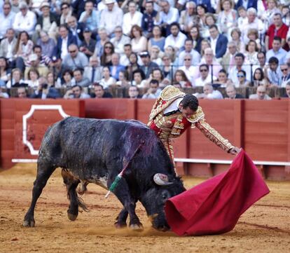 Moral torea al natural a un toro de Miura el pasado 7 de mayo en La Maestranza.