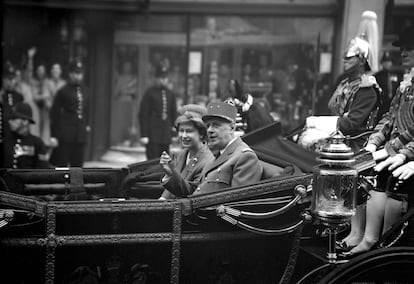 La reina Isabel II y el presidente francés, Charles de Gaulle, se trasladan en carruaje hacia el palacio de Buckingham el 4 de mayo de 1960 con motivo de una visita de Estado del mandatario francés a Londres.