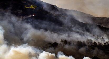 Medios aéreos en la extinción de un incendio en el término municipal de Chulilla.