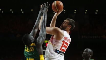 Marc Gasol, con el senegal&eacute;s Badji.  