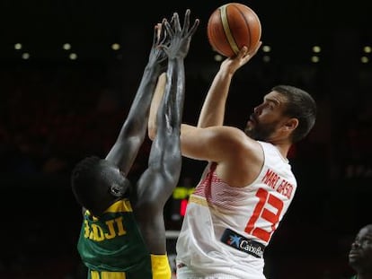 Marc Gasol, con el senegalés Badji.