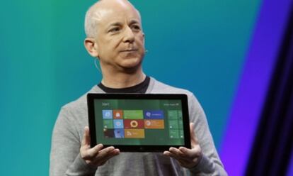 Microsoft muestra una tableta con el nuevo sistema operativo Windows 8.