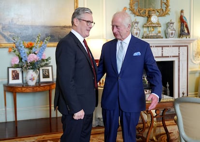 Carlos III junto al líder del partido laborista, Keir Starmer, este viernes durante  una audiencia en el Palacio de Buckingham. 