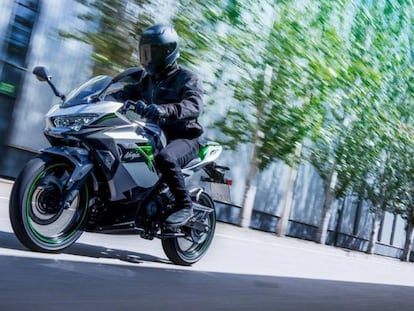 Kawasaki presenta nuevas motos eléctricas de gran diseño para el uso urbano