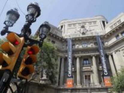 Edificio de CatalunyaCaixa en el centro de Barcelona.