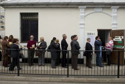 Colas de votantes ante un colegio electoral, ayer, en Gibraltar.