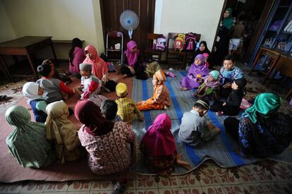 Un grupo de niños con deficiencias visuales atienden a sus profesoras en clase, en la Fundación para la Educación de niños ciegos durante el Ramadán el 17 de julio de 2014 en Surabaya, Indonesia. El Corán en braille es una traducción de los versículos del Corán a los símbolos braille que utilizan los musulmanes ciegos y deficientes visuales para recitar el Corán. El Ramadán, en el noveno mes del calendario islámico, se caracteriza porque es un mes en el que se practica el ayuno y se rezan oraciones.