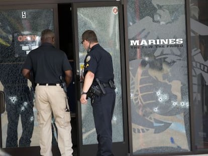 Agentes en uno de los lugares atacados en Chattanooga