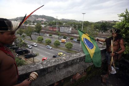 Ind&iacute;genas se preparan para resistir un desalojo de la polic&iacute;a este s&aacute;bado en el Museo de Indio en R&iacute;o de Janeiro (Brasil). 