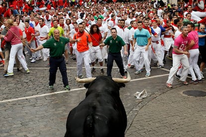 El tercer encierro de los sanfermines, con toros de Victoriano del Río, ha sido muy peligroso, con al menos dos heridos por asta de toro, al romperse la manada ya desde el comienzo y quedar una res suelta en el tramo de acceso a la plaza.