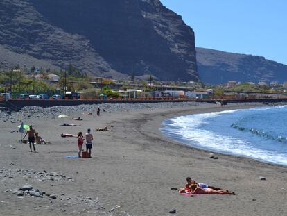 Varias personas toman el sol en una playa de La Gomera durante la fase 3 de la desescalada por coronavirus.  EFE