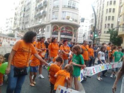 Madres y alumnos del colegio Ciutat de Cremona en la manifestación de Valencia.