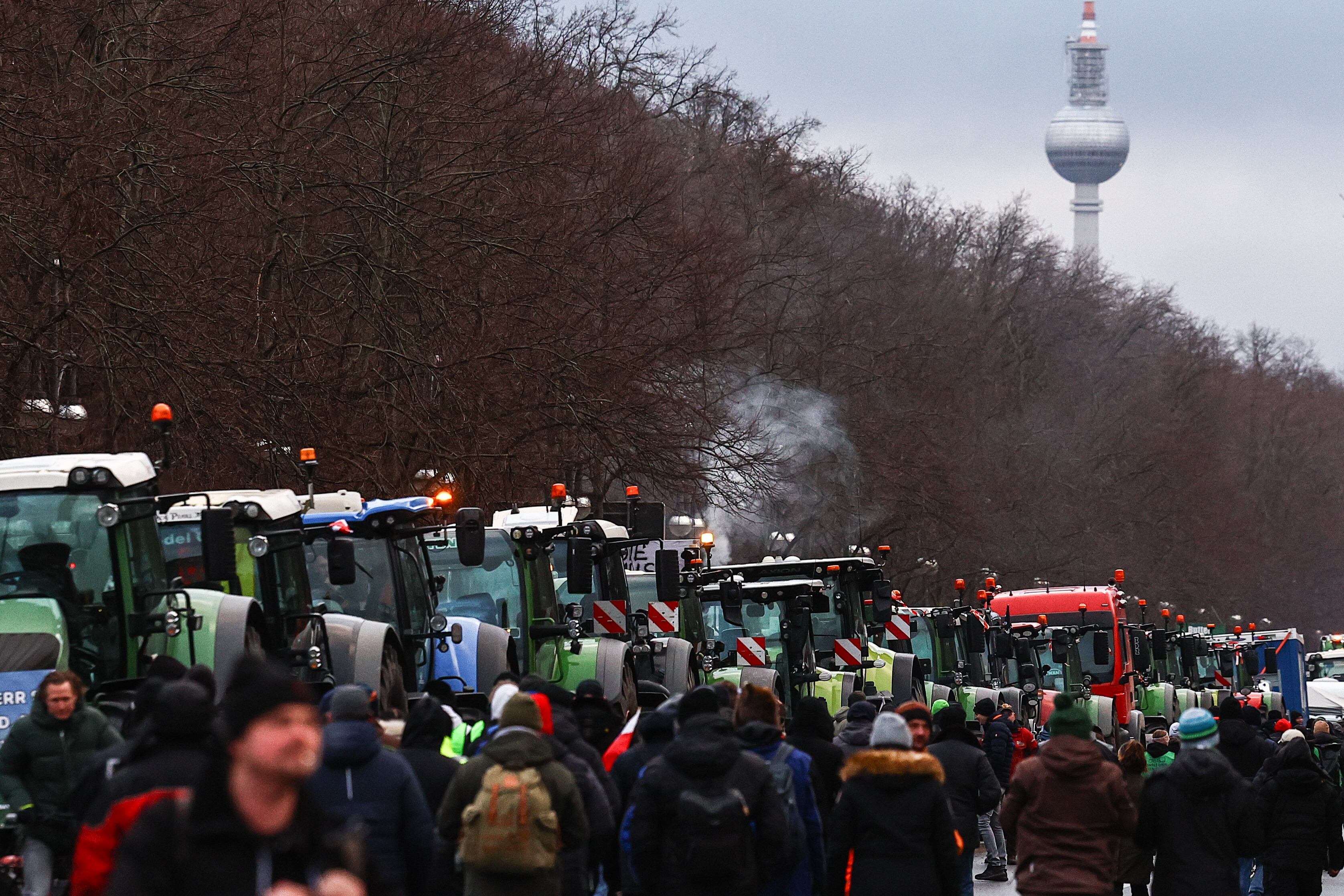 Vehículos blindados y tractores bloquean la calle 17 de junio, durante una huelga nacional de agricultores en Berlín, Alemania.