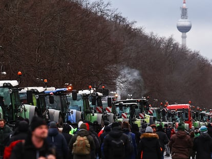 Tractores y otros vehículos de los agricultores alemanes, en la avenida 17 de Junio de Berlín, durante la protesta contra los recortes al campo, el 15 de enero.