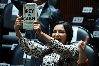 Yesenia Galarza muestra el libro "El Rey del Cash