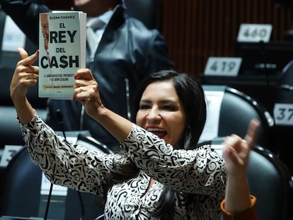 La diputada panista Yesenia Galarza muestra el libro 'El Rey del Cash' en la Cámara de Diputados.