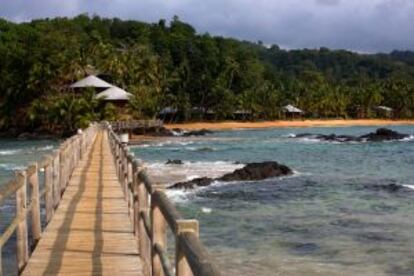 Pasarela de acceso al Bom Bom Island Resort, en isla Príncipe (Santo Tomé y Príncipe).
