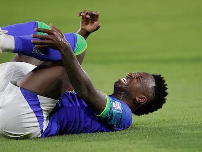 Vinicius Junior cae lesionado durante un partido de la selección de Brasil contra Colombia esta semana.