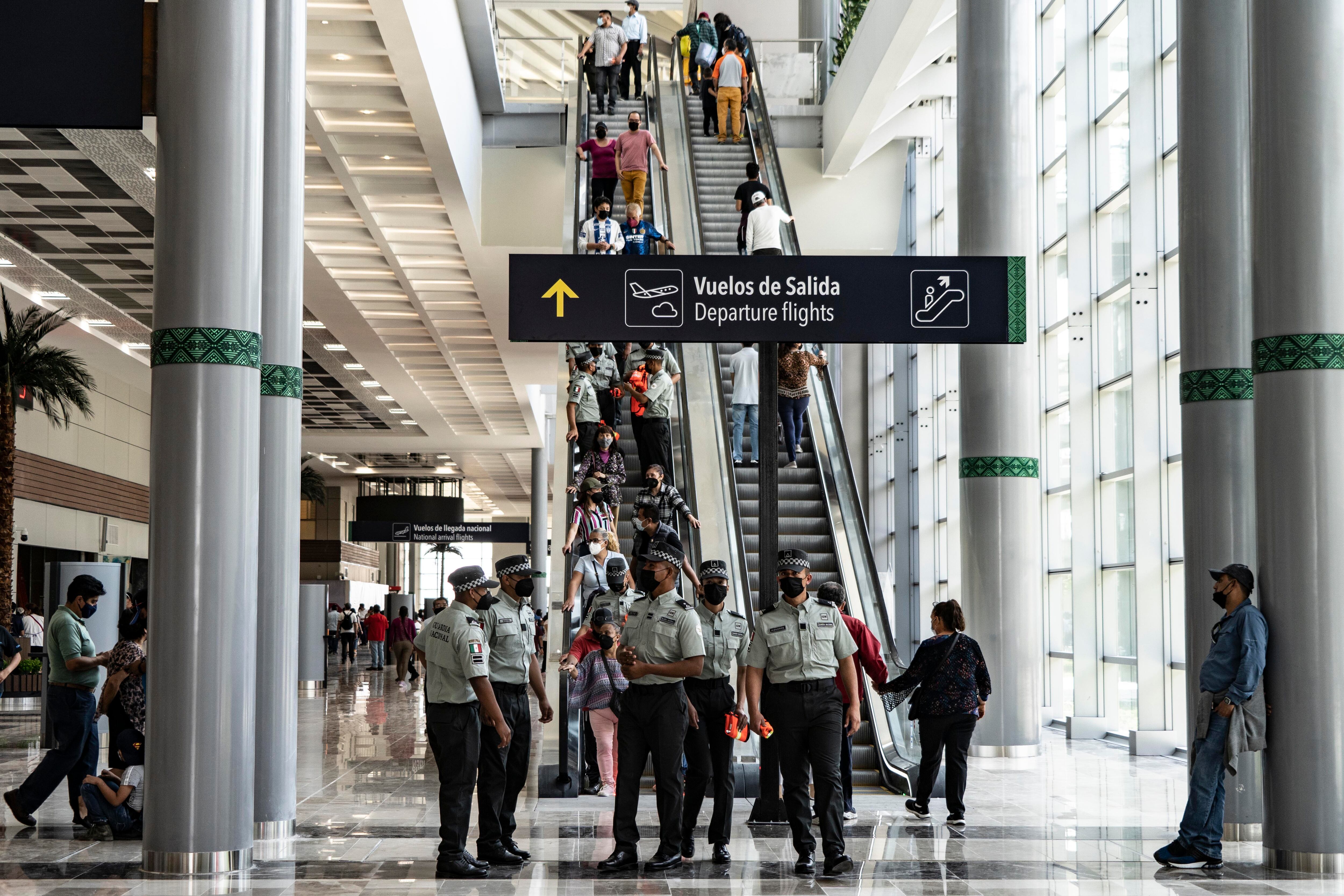 Integrantes de la Guardia Nacional en la terminal del Aeropuerto Internacional Felipe Angeles en su inauguración, en marzo de 2022. 