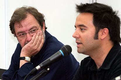 Juan Luis Cebrián y Eduardo Verdú, ayer en la Feria del Libro. 

/ SANTI BURGOS