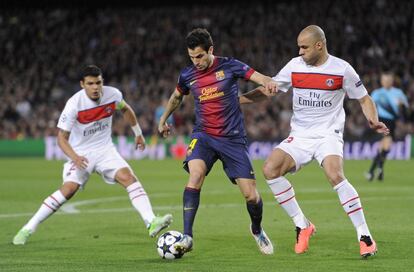 Cesc, entre Thiago Silva y Alex.