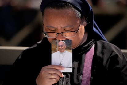 Una monja sigue la misa funeral por el papa Francisco en la plaza de San Pedro.
