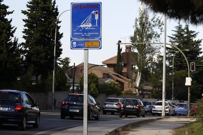 Semáforo con cámara en la calle Cardenal Herrera Oria de Madrid.