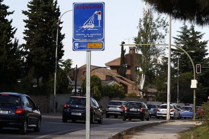 Sem&aacute;foro con c&aacute;mara en la calle Cardenal Herrera Oria de Madrid.