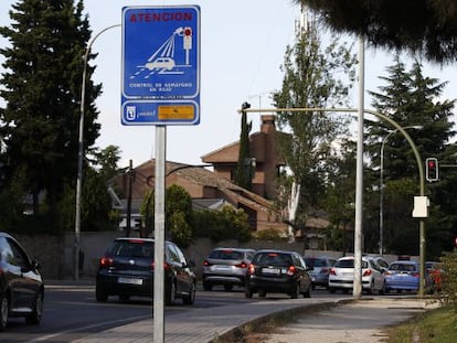 Sem&aacute;foro con c&aacute;mara en la calle Cardenal Herrera Oria de Madrid.