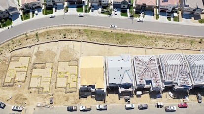 Vista aérea de un grupo de casas en construcción en el barrio de Chatsworth, en Los Ángeles, California, en septiembre de 2023.
