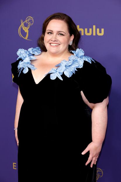 Jessica Gunning, ganadora al Emmy por su papel en 'Mi reno de peluche', con un vestido negro con flores azules. 