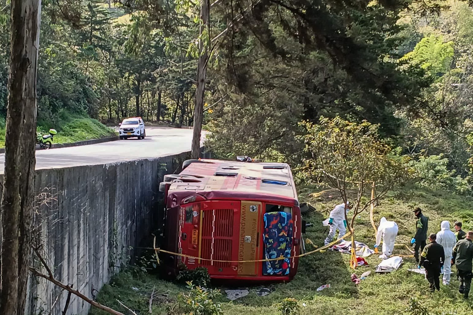 Al menos cuatro muertos y 56 heridos tras un accidente de autobús en la vía Panamericana Al menos cuatro muertos y 56 heridos tras un accidente de autobús en la vía Panamericana