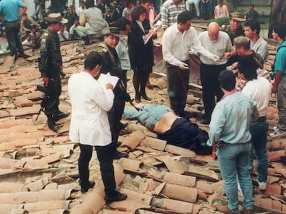 Police view the body of Pablo Escobar after he was gunned down by Colombian authorities in 1993.