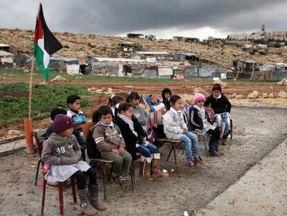 Clase al aire libre en el poblado beduino de Abu Anwar, junto a Jerusal&eacute;n