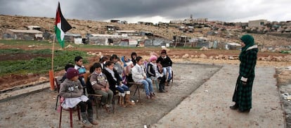 Clase al aire libre en el poblado beduino de Abu Anwar, junto a Jerusalén