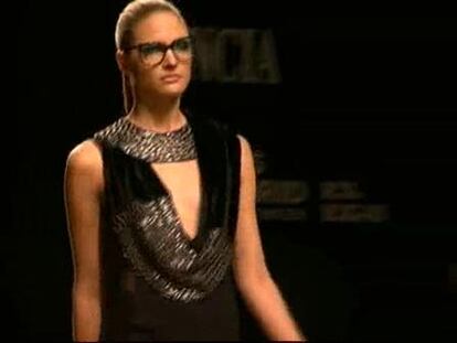 Jesús del Pozo presenta a una mujer sofisticada y elegante en Cibeles