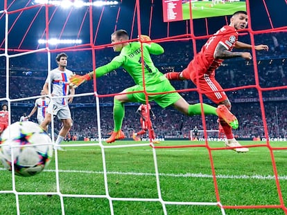 Lucas Hernández marca el primero gol del Bayern ante el Barcelona este martes en el Allianz.