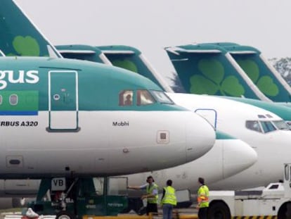 Aviones de Aer Lingus estacionados en el aeropuerto de Dublín.