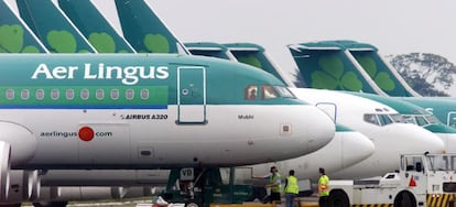 Aviones de Aer Lingus estacionados en el aeropuerto de Dubl&iacute;n.